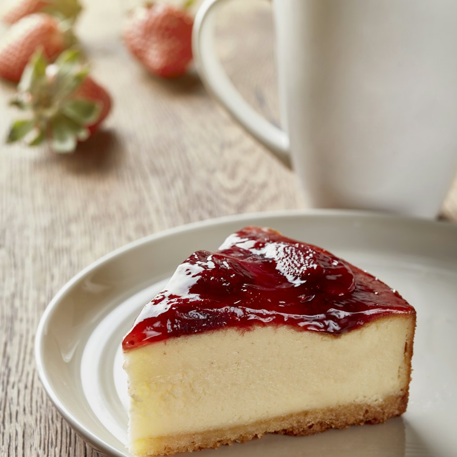コーヒーを添えて皿に盛ったチーズケーキ
