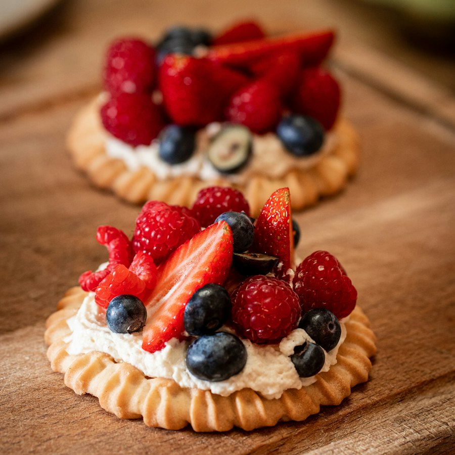 いちごとブルーベリーをのせた季節のタルト
