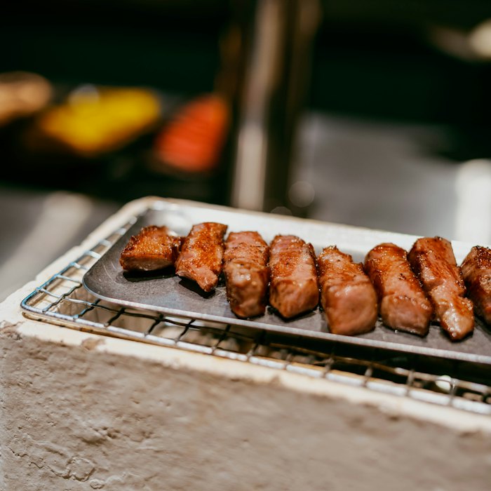 炭火で焼かれた鶏の串焼き5本盛り