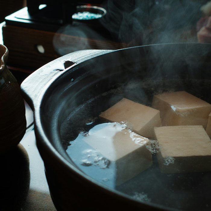 鍋で湯気を立てている、豆腐入りの煮込み