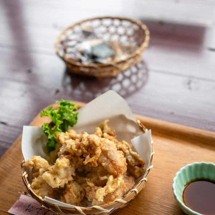 揚げたての鶏のから揚げとレモン