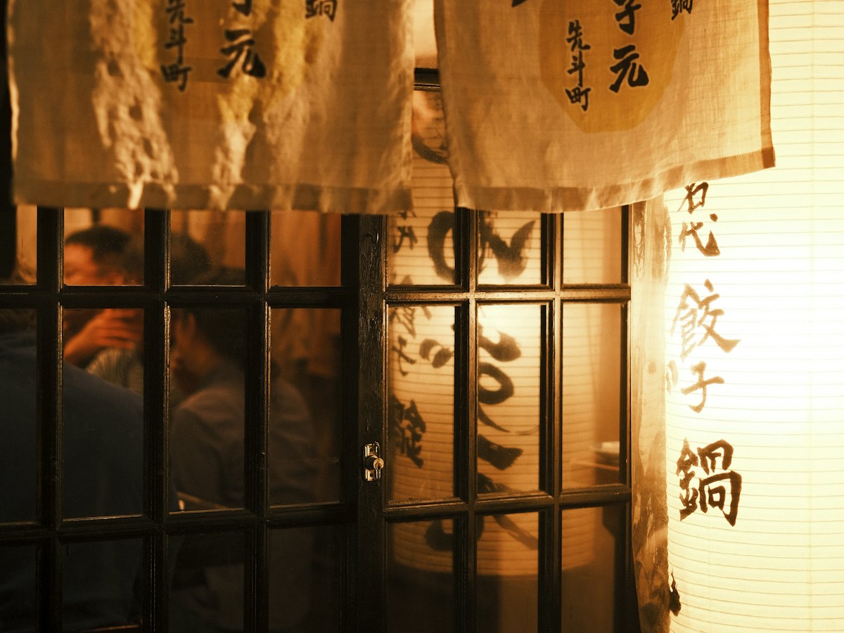赤ちょうちんが下がる店の入り口